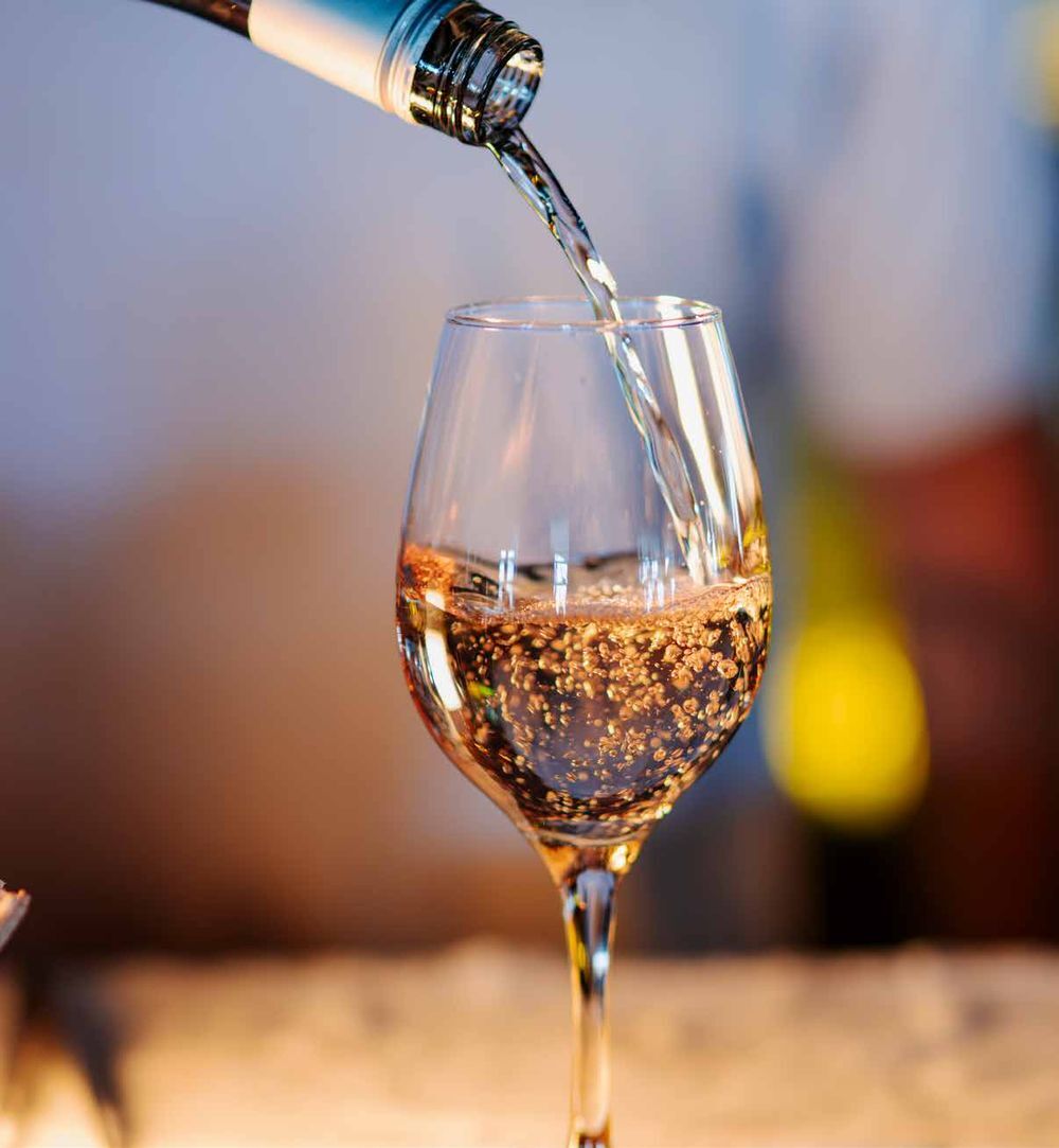 Vino siendo servido en copa, evento Cuisine et Vins